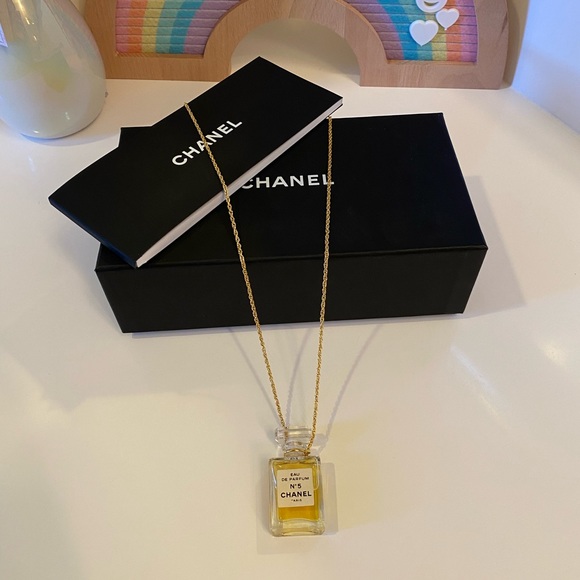 🎀 CHANEL Necklace Perfume Fragrance Mini Bottle Long Number 5 Metal - Picture 5 of 5